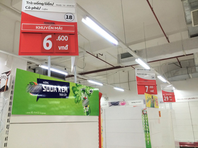 Các gian hàng trống trơn của Auchan ở Hà Nội.