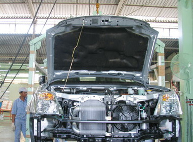 Lắp ráp ô tô tại một công ty liên doanh sản xuất ô tô tại VN. Ảnh: T.V.N ​