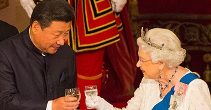 Nữ hoàng Anh Elizabeth và ông Tập Cận Bình trong buổi yến tiệc tại Cung điện Buckingham. Ảnh: WPA