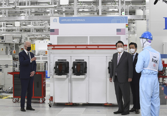 Tổng thống Mỹ Joe Biden và người đồng cấp Hàn Quốc Yoon Suk Yeol thăm một tổ hợp sản xuất chất bán dẫn tại nhà máy Samsung vào tháng 3-2022 - Ảnh: Reuters