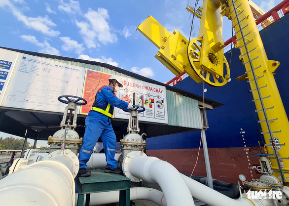 Doanh nghiệp nhập xăng dầu từ tàu vận chuyển quốc tế vào kho xăng dầu tại Nhà Bè (TP.HCM) - Ảnh: NGỌC HIỂN