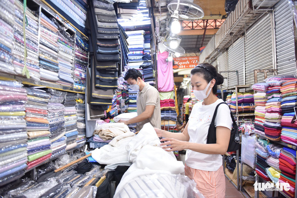 Giá hàng hóa ở chợ Bến Thành (TP.HCM) có xu hướng giảm mạnh đã thu hút nhiều khách hàng đến tham quan và mua sắm - Ảnh: NGỌC PHƯỢNG