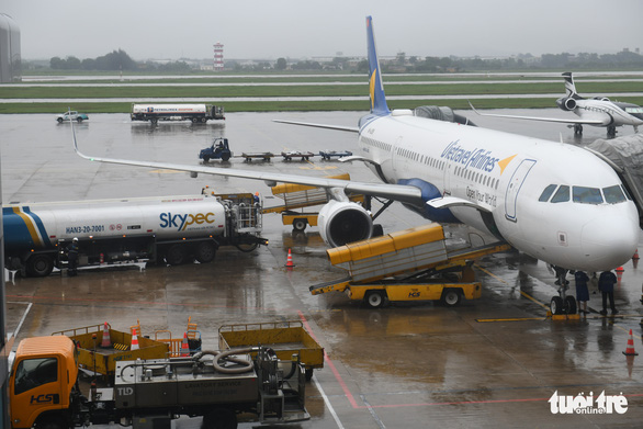 Máy bay Vietravel Airlines tiếp nhiên liệu tại sân bay Nội Bài (Hà Nội) - Ảnh: QUANG ĐỊNH
