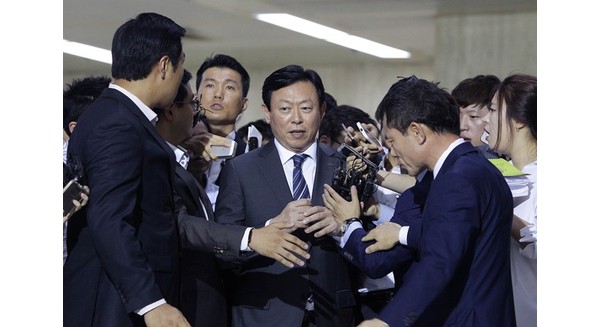 Từ vị trí là người chủ động, Dong-bin trở thành kẻ thất bại sau khi bị cổ đông "hất cẳng" khỏi HĐQT. Ảnh: Getty Images.