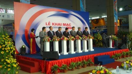 Lãnh đạo các Bộ, ngành chính thức khai mạc Hội chợ Quốc tế hàng công nghiệp Việt Nam 2015 