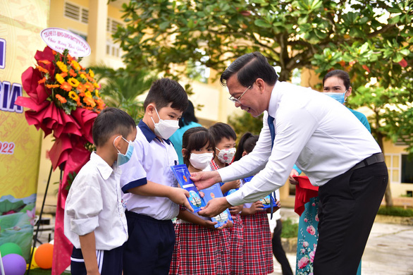  Chủ tịch UBND TP.HCM Phan Văn Mãi trao quà cho học sinh khó khăn tại trường tiểu học Lý Nhơn, huyện Cần Giờ - Ảnh: NGỌC PHƯỢNG