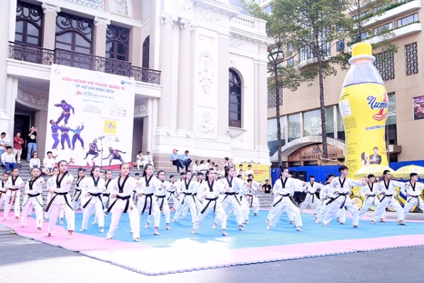 Màn đồng diễn của các võ sinh Taekwondo Việt Nam trên nền ca khúc “Một khí phách một trái tim Việt Nam”