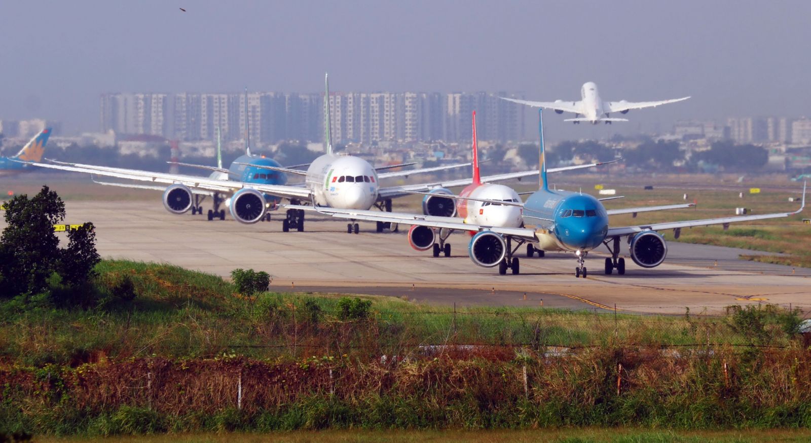 Máy bay xếp hàng chờ cất cánh tại sân bay Tân Sơn Nhất  ĐẬU TIẾN ĐẠT
