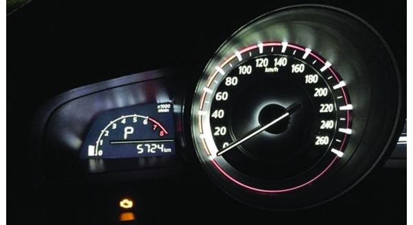 Xe Mazda 3 gặp hiện tượng sáng đèn báo lỗi động cơ.