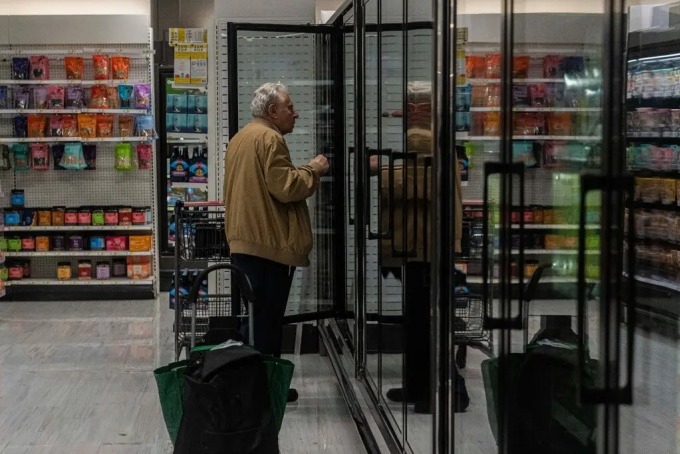 Người tiêu dùng Mỹ mua sắm trong cửa hàng. Ảnh: NYT