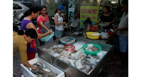 Khách hàng chọn mua hải sản tại cửa hàng ở Phan Thiết. Ảnh: Nguyễn Trí.