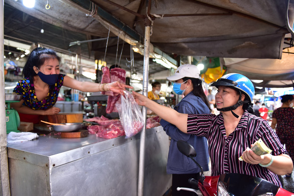 Chị Đoàn Thị Nguyệt (tiểu thương chợ Nguyễn Văn Trỗi, quận 3, TP.HCM) cho biết giá thịt những ngày qua tăng tầm 10.000 đồng/kg các loại - Ảnh: NGỌC PHƯỢNG