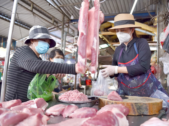 Người dân mua thực phẩm tại chợ Tân Định, quận 1, TP.HCM sáng 22-9 - Ảnh: NGỌC PHƯỢNG