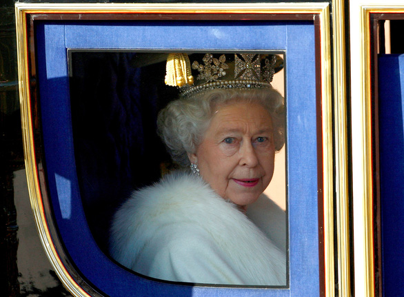 Nữ hoàng Anh Elizabeth II (1926 - 2022) đội vương miện trong bức ảnh chụp năm 2007 - Ảnh: REUTERS