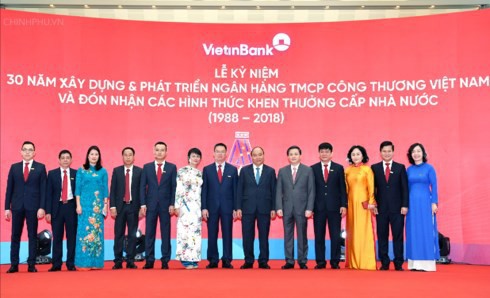 Thủ tướng Nguyễn Xuân Phúc chụp ảnh lưu niệm cùng cán bộ, lãnh đạo Vietinbank.