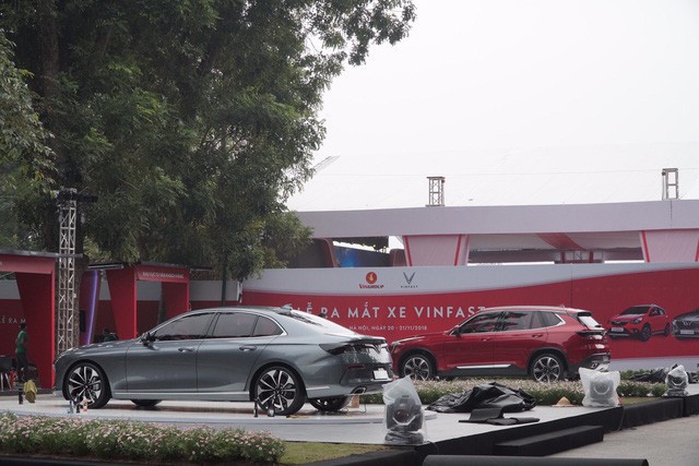 Mẫu xe sedan và SUV của VinFast tại lễ ra mắt ngày 20/11.