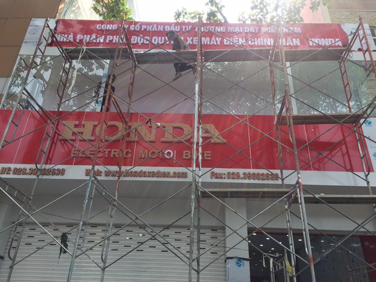 Cửa hàng xe máy điện Honda đang được treo bảng hiệu chuẩn bị khai trương tại TP HCM