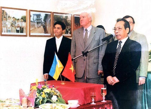 Ông Phạm Nhật Vượng (thứ nhất từ trái qua) cùng ông Pilipchuk và nguyên Đại sứ Việt Nam tại Ukraine - Đoàn Đức tại một sự kiện ở Kharkov. Ảnh tư liệu