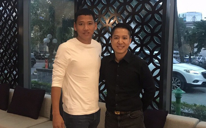 Cầu thủ Anh Đức gặp ông Nguyễn Tuấn Việt, CEO Công ty VIETGO đang tư vấn anh xuất khẩu hồ tiêu ra thế giới.