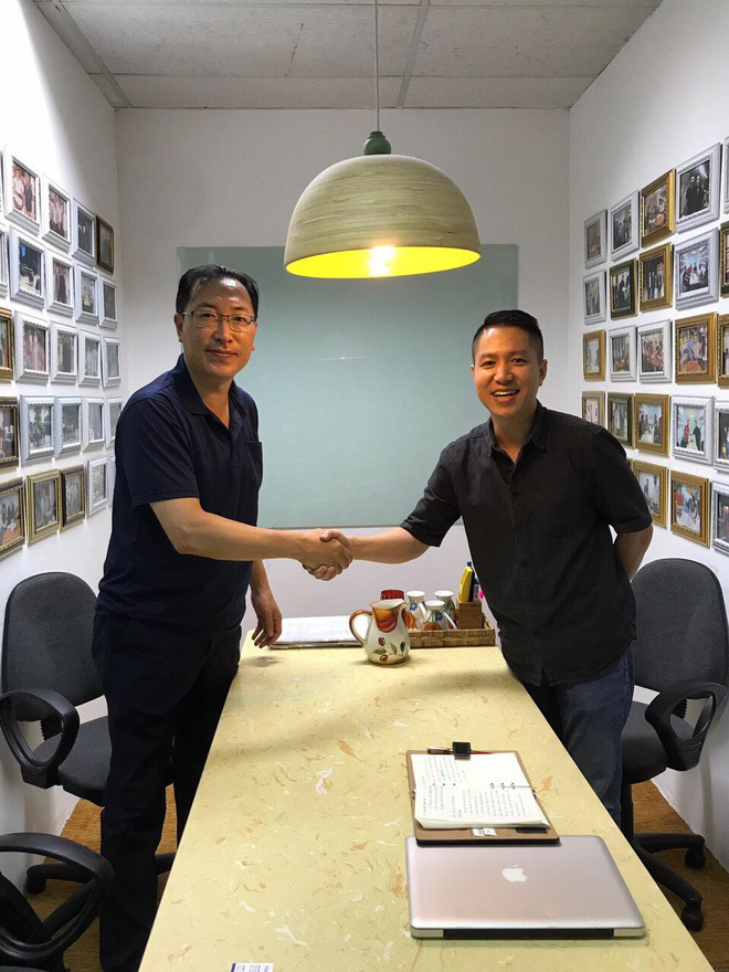 Ông Nguyễn Tuấn Việt tiếp đón đối tác nước ngoài muốn mua các mặt hàng của doanh nghiệp Việt Nam