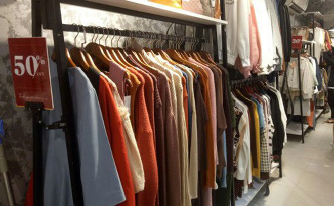 Một loạt áo len được bán với nửa giá tại cửa hàng May (108- B6 Phạm Ngọc Thạch).
