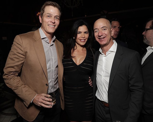 Jeff Bezos (phải) và Lauren Sanchez (giữa)
