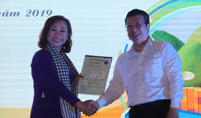 Ông Hoàng Trung - Cục trưởng Cục Bảo vệ thực vật (Bộ NN&PTNT) trao chứng nhận xuất khẩu xoài sang Mỹ cho bà Nguyễn Thị Hồng Thu - Giám đốc Công ty TNHH Xuất nhập khẩu trái cây Chánh Thu.