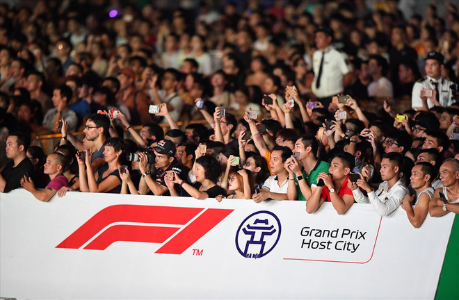 Hàng chục nghìn khán giả đã có mặt theo dõi màn biểu diễn của những chiếc xe F1. Ảnh: AT