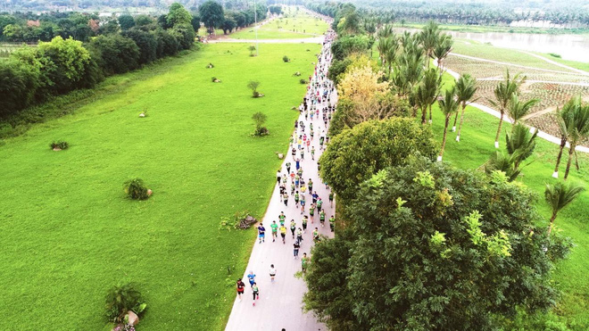 Cung đường chạy xanh mát tại Ecopark Marathon 2019 quy tụ gần 5000 runners tham gia, trong đó có nhiều elite runners và các doanh nhân.