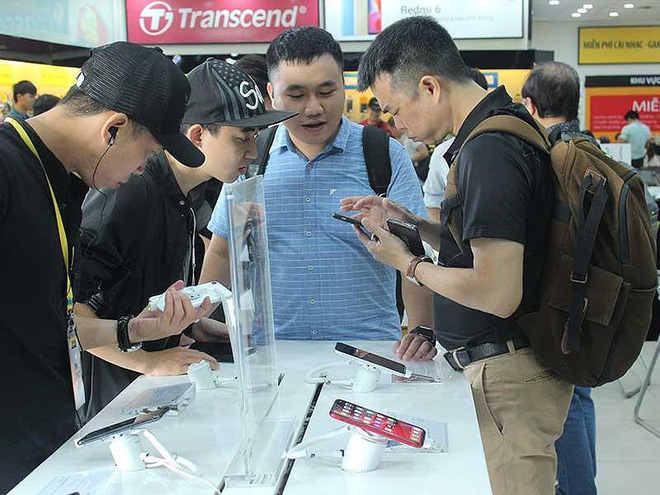 Thị trường điện thoại tại Viết Nam đang có sự cạnh tranh quyết liệt giữa các ông lớn. Ảnh: PM