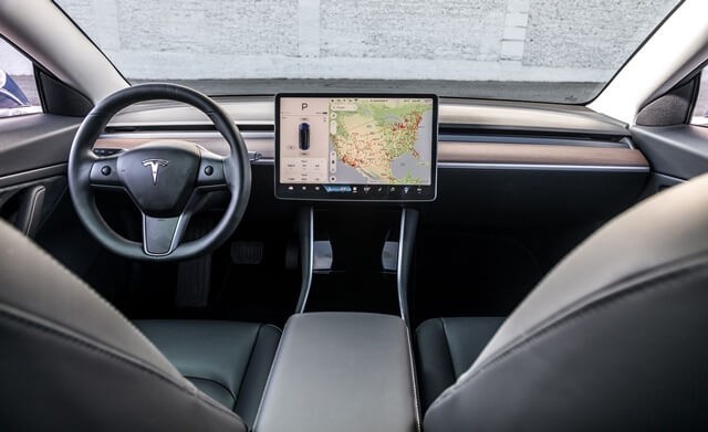 Nội thất của Tesla Model 3 nổi bật với màn hình trung tâm kích thước 15 inch.