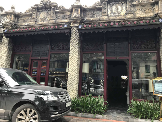 Từ phía ngoài, cửa hàng KhaiSilk brother vẫn mở cửa hoạt động bình thường. (Ảnh: Hương Nguyễn).