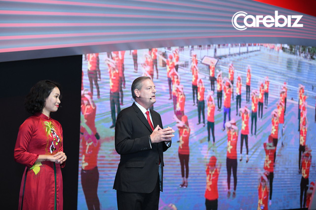 Bà Lê Thị Thu Thủy - Phó Chủ tịch Tập đoàn Vingroup, Chủ tịch VinFast, và ông James DeLuca - Tổng Giám đốc VinFast tại sự kiện Paris Motor Show tháng 10/2018.
