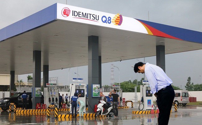 Ông Hiroaki Honjo - Tổng giám đốc Công ty Xăng dầu IQ8 cúi chào khách hàng vào đổ xăng tại trạm xăng IQ8 tại Khu công nghiệp Thăng Long, Hà Nội