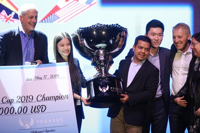 Hoàng Anh đại diện công ty nhận giải thưởng 1 triệu USD tại cuộc thi Startup World Cup. Ảnh: Abivin.