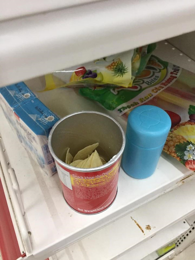 Hộp snack ăn dở để chơ vơ trên kệ hàng ở Auchan Tây Ninh (Ảnh: facebook)