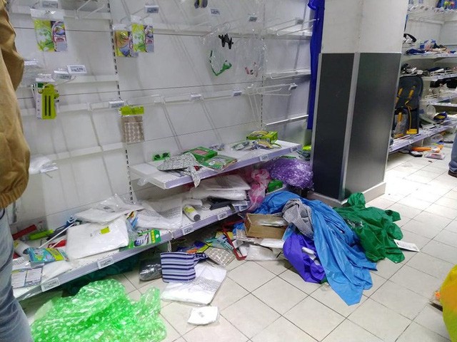 Hàng hóa trong siêu thị Auchan bị người mua xới tung, rơi vãi khỏi giá đỡ. Ảnh: Thu Hà