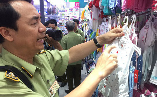 Ông Trần Hùng dẫn đầu đoàn QLTT kiểm tra các cửa hàng Con Cưng ở TP HCM hồi tháng 7-2018 - Ảnh NLĐ