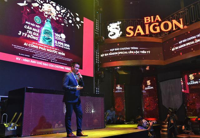 Ông Hoàng Đạo Hiệp - Phó tổng Giám đốc phụ trách Marketing của SABECO giới thiệu về chương trình khuyến mãi khủng nhất năm 2019 của Saigon Special.