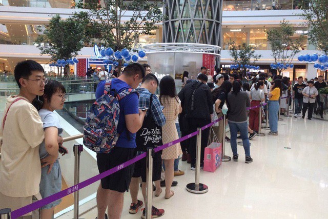 Hàng dài người xếp hàng để mua trà sữa White Rabbit tại Thượng Hải.