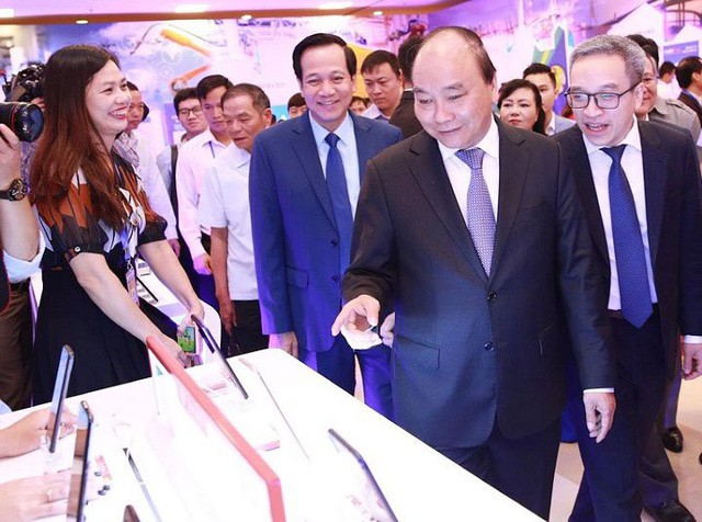 Thủ tướng Chính phủ Nguyễn Xuân Phúc và các đại biểu thăm gian hàng của Bkav tại Diễn đàn phát triển doanh nghiệp công nghệ Việt Nam 2019 được Bộ TT&TT tổ chức ngày 9/5 vừa qua.