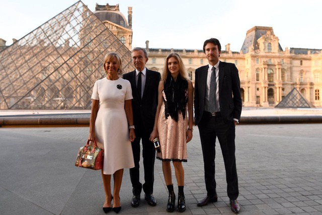 Ông Bernard Arnault, chụp ảnh cùng vợ Hélène Mercier-Arnault (ngoài cùng bên trái), con trai Antoine Arnault và người mẫu Natalia Vodianova. Ảnh: Getty Images.