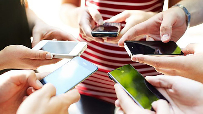 Bùng nổ sử dụng smartphone là nguyên nhân chính khiến thuê bao điện thoại cố định suy giảm mạnh (nguồn ảnh: hoangnammobile.com).