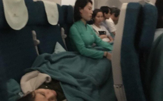 Nữ tiếp viên ngồi giữ hành khách bị ngất xỉu trong suốt quá trình máy bay hạ cánh (hình ảnh do hành khách đi cùng chuyến bay cung cấp)