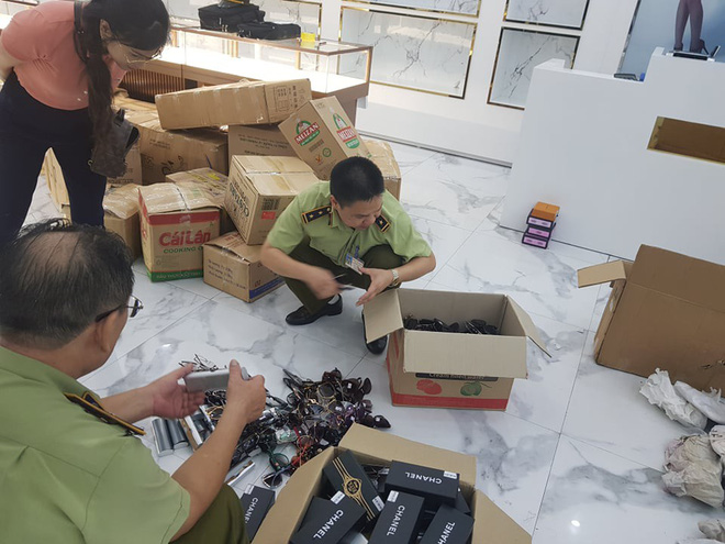 Lực lượng QLTT đang kiểm tra hàng hóa vi phạm tại Thương trường quốc tế Hồng Nguyên - Móng Cái - Quảng Ninh