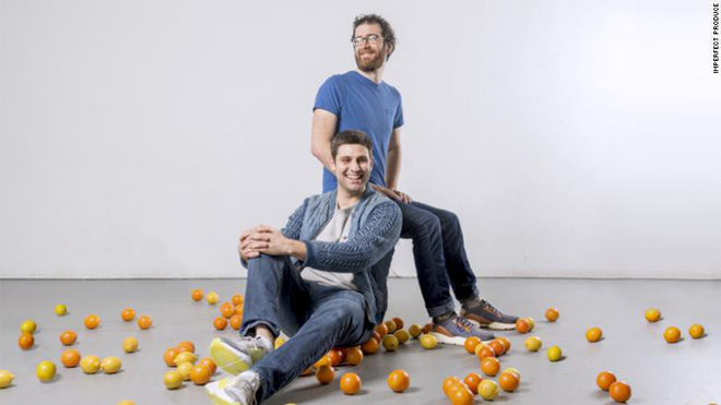 Ben Simon (ngồi trước) và Ben Chesler, 2 thành viên sáng lập của Imperfect Produce.