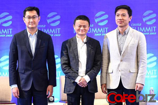 Jack Ma đứng ở giữa, Mã Hóa Đằng đứng bên trái