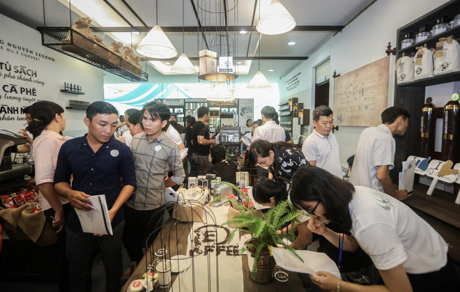 Lễ ra mắt chính thức hệ thống cửa hàng Trung Nguyên E-Coffee thu hút sự tham gia đông đảo người đam mê kinh doanh với ngành cà phê