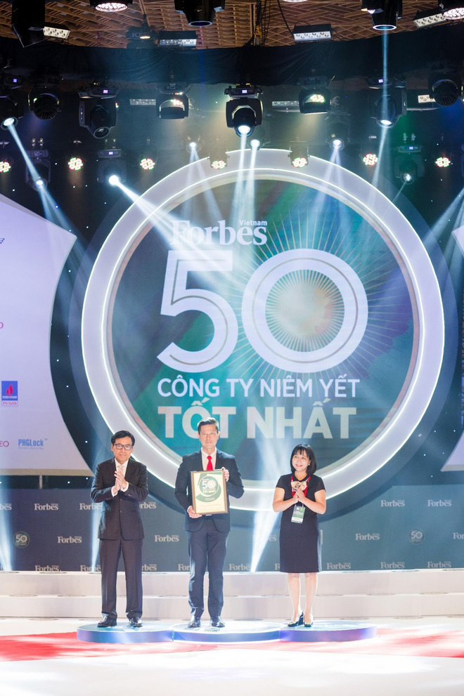 Tổng Giám Đốc SABECO – Ông Bennett Neo vinh dự nhận kỉ niệm chương Top 50 công ty niêm yết tốt nhất Việt Nam năm 2019