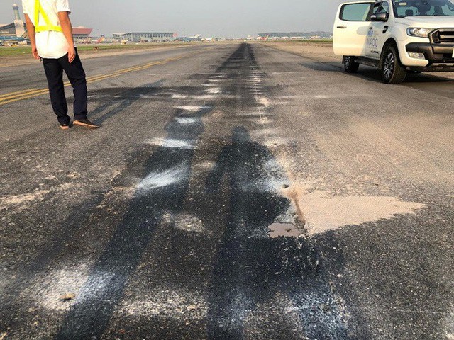 Mặt đường lăn nứt vỡ, phụt bùn mỗi khi máy bay lăn qua tại sân bay Nội Bài-Hà Nội.